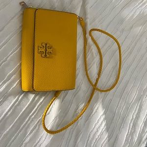 Authentic Tory Burch cross over. Great condition.